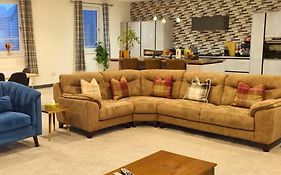 Spacious House, 5 Beds, 2 X Superking En-Suites, 3 X Kingsize Rooms, 4 Bathrooms, Fully Equipped, Great For Families And Groups, Free Parking For 4 Large Vehicles, Free Kids Activities And Play Area, Golfing Games, Poker Table By Sunrise Short Lets